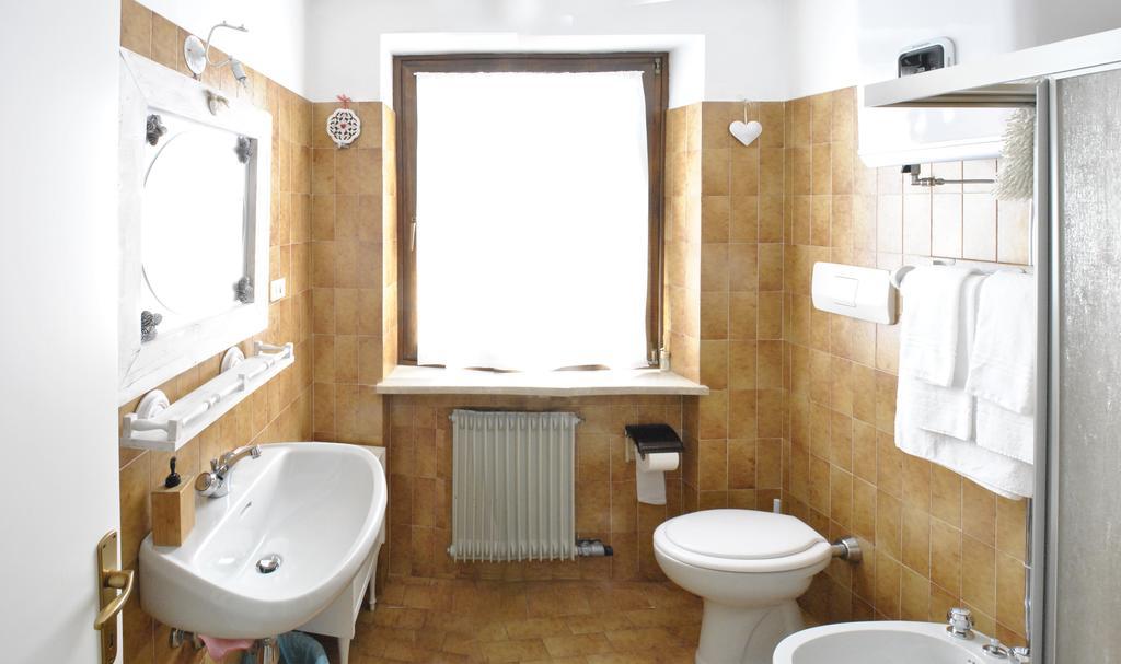 Appartamenti Le Mongolfiere Malè Zimmer foto